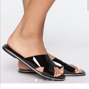 SHES WORTH IT FLAT SANDLE FASHION NOVA